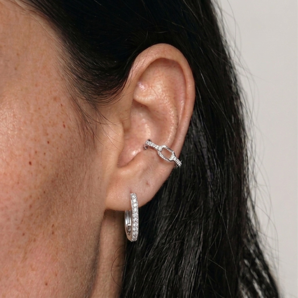 Salomé porte une composition avec notre Ear Cuff Elixir et les boucles d'oreilles Prisme Argent